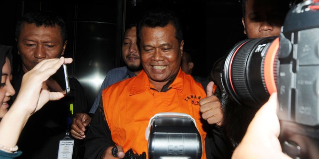 Kepala Dinas Lingkungan Hidup Nganjuk umbar senyum saat ditahan KPK