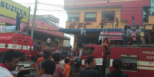 KFC Suzuya Binjai diamuk si jago merah, 3 pegawai luka bakar