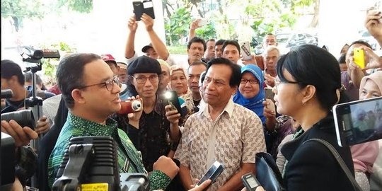 Anies larang foto dirinya dan Sandiaga di spanduk Pemprov DKI