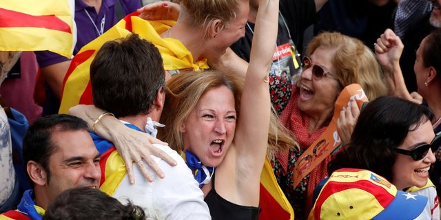 Kegembiraan warga saat Catalonia mendeklarasikan kemerdekaan dari Spanyol