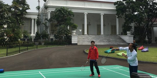 Saat Jokowi tanding bulu tangkis lawan atlet di perayaan 