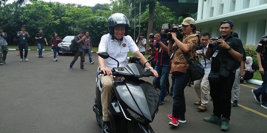  PLN  Disjaya  cetak rekor MURI konvoi motor  listrik  