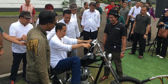 Saat Jokowi bergaya ala biker dan tunggangi motor chopper