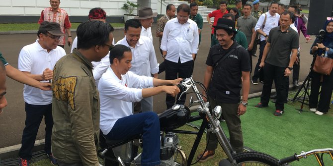 Saat Jokowi bergaya ala biker dan tunggangi motor chopper 