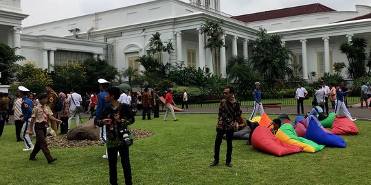 Jokowi bacakan Sumpah Abadi Dewi 'Dee' Lestari di Istana 