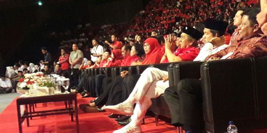 Makna kerudung merah Netty Heryawan saat hadir acara sumpah pemuda PDIP