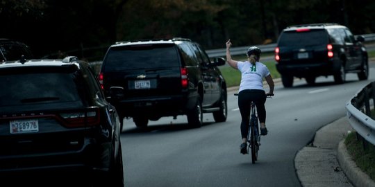 Pesepeda perempuan acungkan jari tengah buat Trump