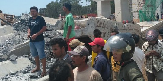 Konstruksi tol Pasuruan-Probolinggo ambruk, satu pekerja tewas