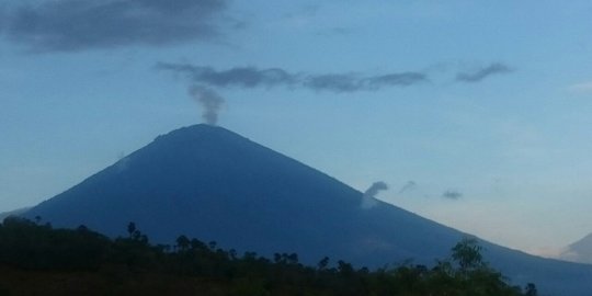 Status Gunung Agung diturunkan dari Awas menjadi Siaga