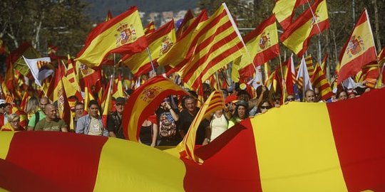 Demo besar-besaran tolak kemerdekaan Catalonia berkumandang di Barcelona