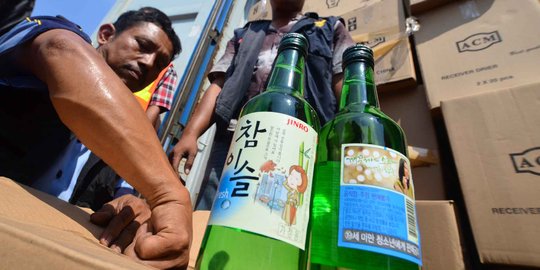 Amankan bongkar muat, polisi temukan puluhan botol minuman beralkohol