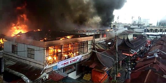 Pagi-pagi, Pasar Atas Bukittinggi dilahap si jago merah