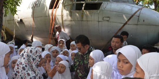 Dibawa dari Malang ke Yogyakarta, pesawat Ilyushin IL-14 mampir di sejumlah sekolah