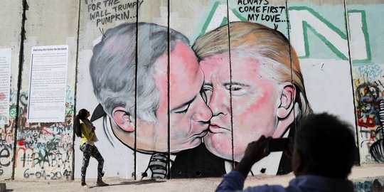 Trump ciuman dengan PM Israel Netanyahu jadi grafiti di tembok pembatas Tepi Barat