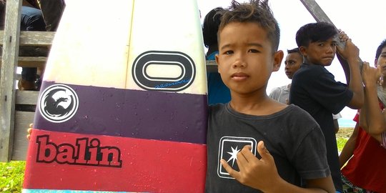 Mengenal Hafiz, peselancar cilik penakluk ombak di 
