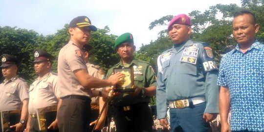 Bantu polisi di Sidoarjo, dua prajurit TNI dapat penghargaan