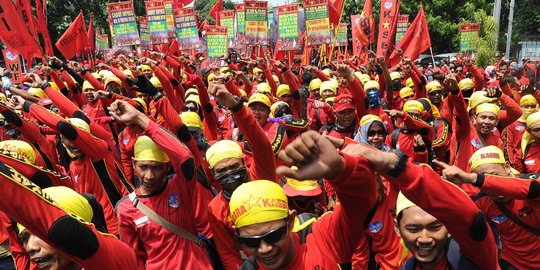 Tuntut kenaikan upah, ratusan buruh longmarch ke Istana Negara