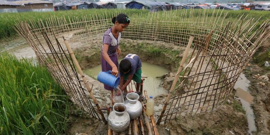 Sumur berlumpur jadi konsumsi sehari-hari warga Rohingya