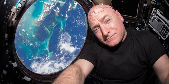 Scott Kelly, astronot AS terlama di luar angkasa yang sulit berjalan di Bumi