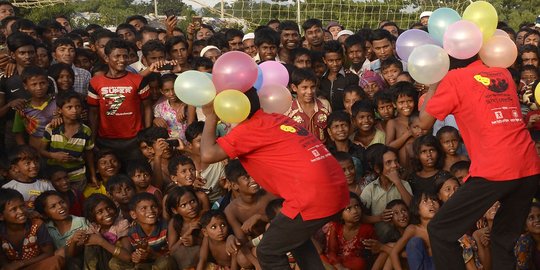 Gelak tawa anak-anak Rohingya saat menonton pertunjukan badut