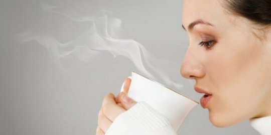 10 Manfaat sehat saat kamu minum segelas air hangat di pagi hari [Part 1]