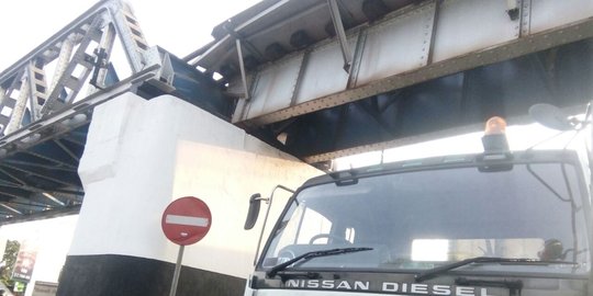 Ditabrak truk kontainer, rel jembatan gluduk Kota Malang 