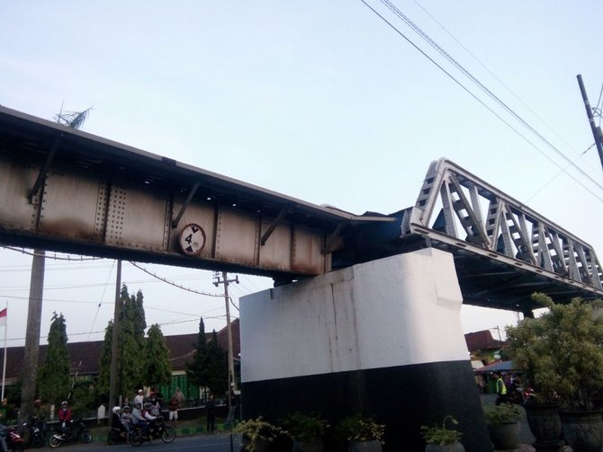 rel jembatan gluduk kota malang ditabrak truk kontainer