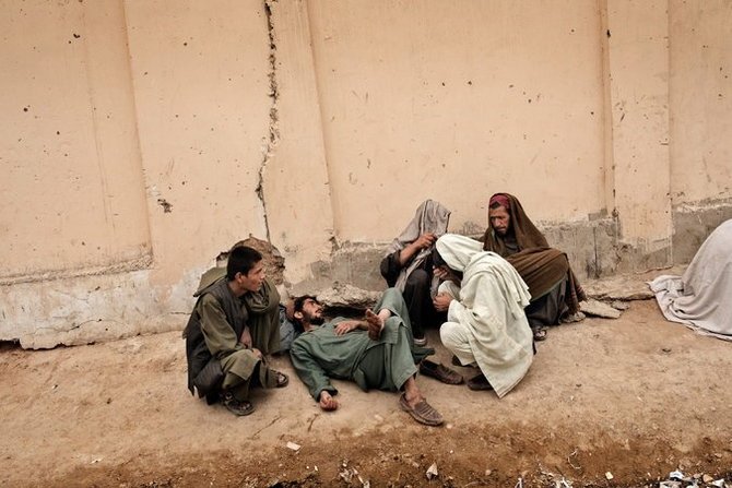 warga mengisap heroin di lashkar gah provinsi helmand afghanistan