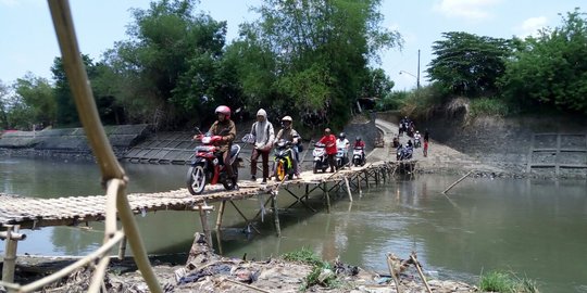 Minim akses, warga lintasi jembatan reyot di atas Bengawan Solo