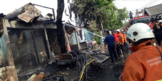 Bengkel motor dan jual bensin terbakar, diduga ada korban tewas