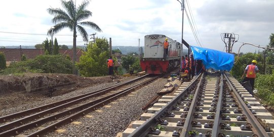 Sempat tertabrak kontainer, rel jembatan Gluduk kembali 