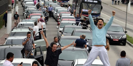 Gelar aksi protes, pengemudi Uber lumpuhkan jalanan Brasil