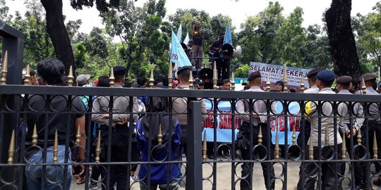 Geruduk Balai Kota, buruh minta Anies-Sandi tetapkan UMP 