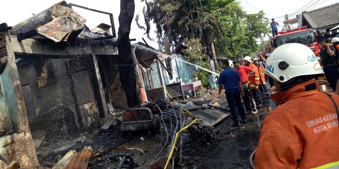 Sisir lokasi kebakaran, petugas temukan mayat pemilik 