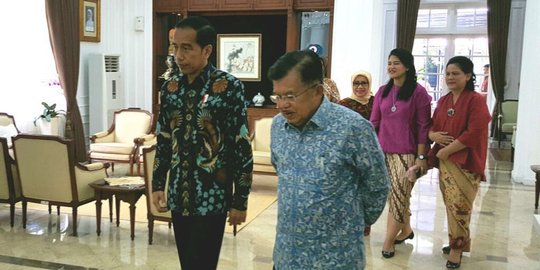 Jokowi bersama Iriana antar undangan pernikahan Kahiyang ke rumah JK