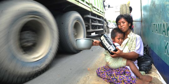 Potret ibu pengemis dan anaknya bertaruh nyawa di tengah kepadatan lalu lintas