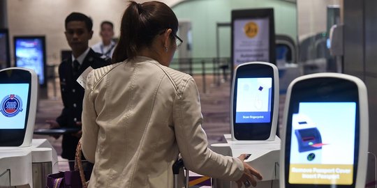 Mencoba gerbang pemindai identitas berteknologi tinggi di Bandara Changi