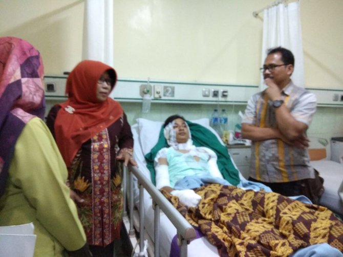 wakil bupati tegal umi azizah jenguk korban ledakan pabrik petasan di kosambi