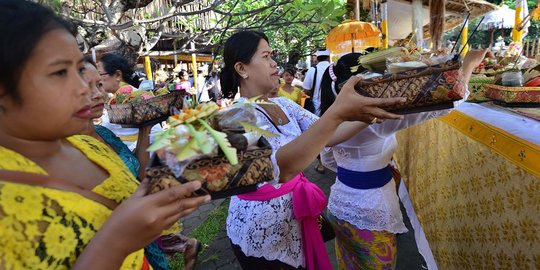 Suasana khidmat upacara Hari Galungan di Pura Jagat Natha