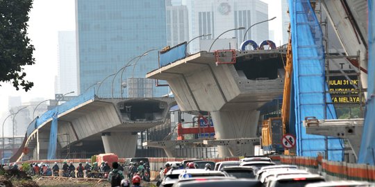 Memantau pembangunan flyover Pancoran yang rampung Desember 2017