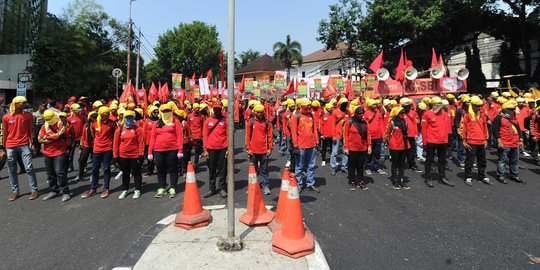 Buruh di Bekasi tuntut upah minimum tahun depan hampir Rp 4 juta