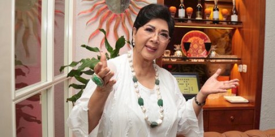 Resep Cantik Titiek Puspa: Dandan Sendiri Pakai Bulu Mata 