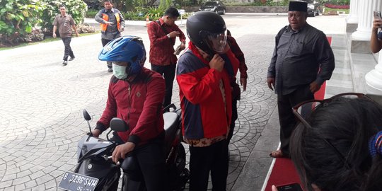 Usai dampingi Jokowi, Anies naik ojek ke Balai Kota