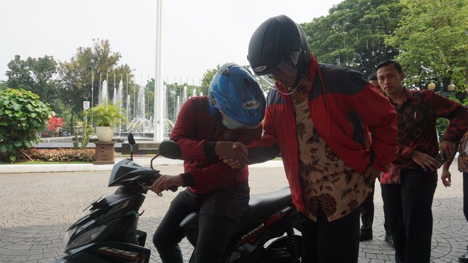 anies datang ke balai kota naik ojek