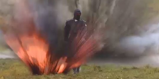 [Video] Rusia pamer teknologi baju perang antibom dan api