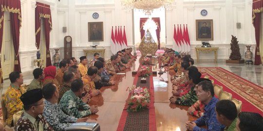 Terima KAHMI di Istana, Jokowi cium pipi kanan-kiri Akbar Tandjung
