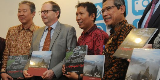 Duta Besar Prancis untuk Indonesia terima buku karya Fotografer Hasiholan Siahaan