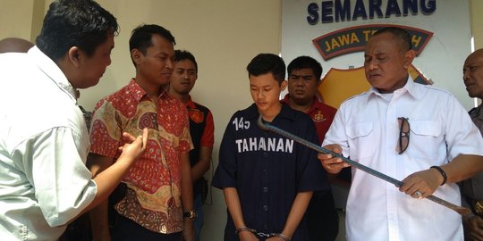 Tak terima ditegur, buruh bangunan pukul teman pakai linggis