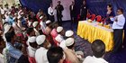 Aksi Aung San Suu Kyi saat berdialog dengan penduduk muslim di Rakhine