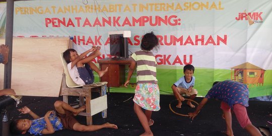 Ada kesedihan terpendam di balik tawa keceriaan anak-anak Kampung Akuarium